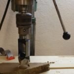 Ausbohren der Holzrohlinge an Ständerbohrmaschine