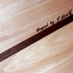 Eingebrannte Signatur auf Unterseite
