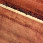 Eingebrannte Signatur im Holz