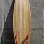 Unterseite des Holzsurfbretts