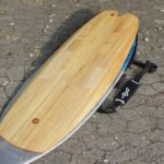 Hollow-Wood-Surfboard mit repariertem Oberdeck