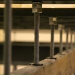 Gewindestangen für Höhenanpassung der Stege
