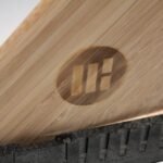 TH-Logo in Holz-Finne eingebrannt