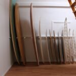 Surfboard-Ständer im Wohnzimmer