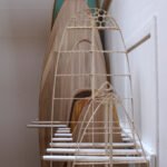 Surfboard-Ständer im Wohnzimmer