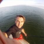 Glücklicher Shaper mit dichtem SUP