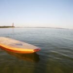 SUP mit Marineehrenmal im Hintergrund