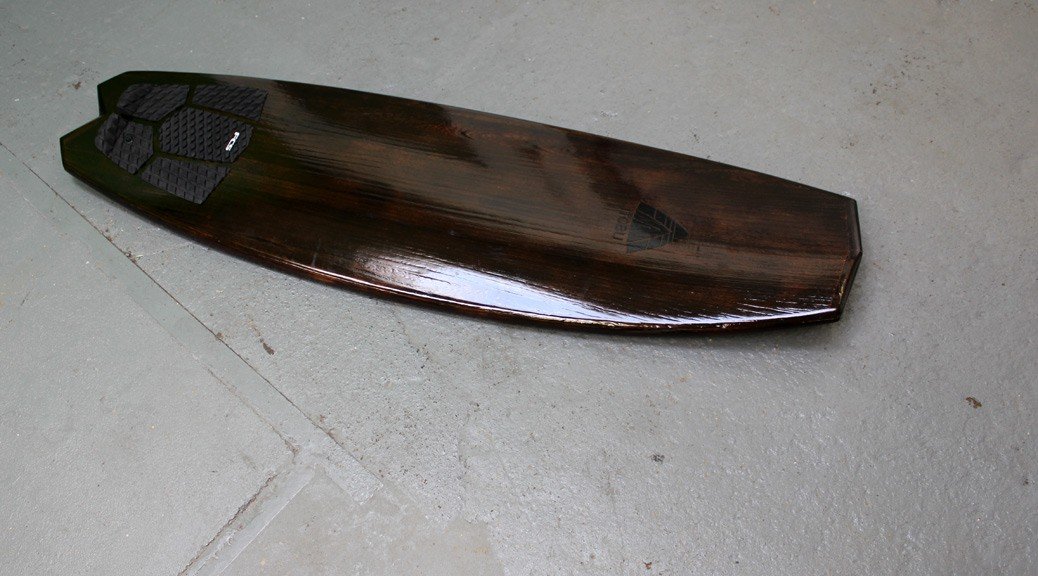 Schwarzes, geflammtes NoNose-Surfboard