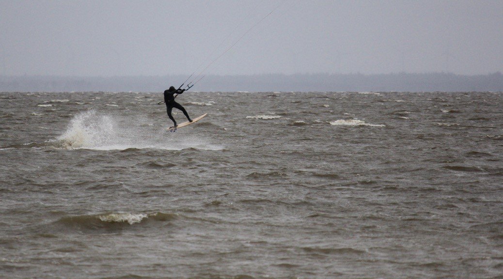 Strapless Jumping Kitesurfing