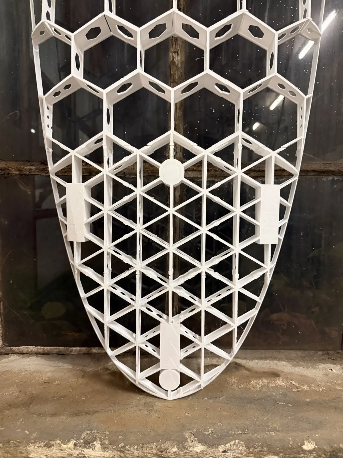 Tail des 3D-gedruckten Surfbrett-Kerns mit Dreiecksgitter, drei Finnenkästen und Plugs