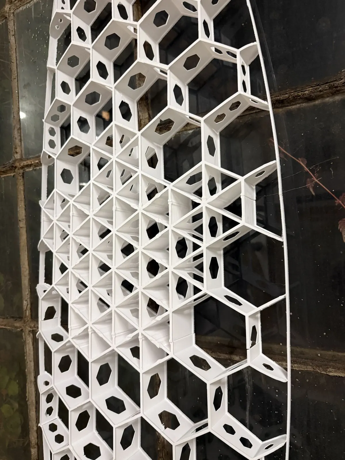 Schrägansicht der gelochten Wabenwände im 3D-gedruckten Surfbrett-Kern